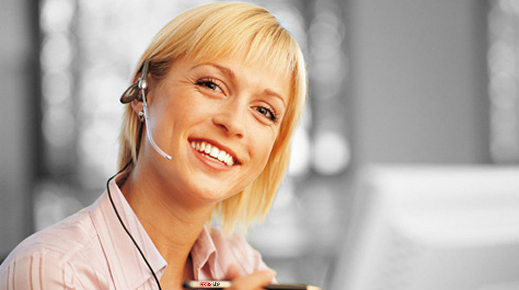 Llamenos para el Arreglo de sus Ordenadores en Boadilla Una mujer con el teléfono. Llamenos para el Arreglo de sus Ordenadores en Boadilla